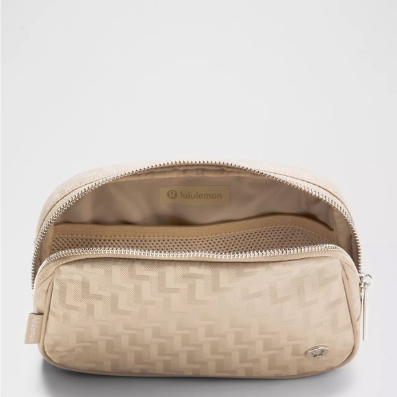 Lululemon Everywhere Belt Bag 1L Monogram Jacquard Knit Beige Brand New With Tag - Picture 5 of 6